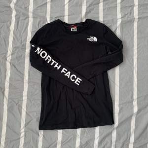Tunn svart tröja från The North Face i storlek Womens XS. Använd ”KÖP NU” funktionen för att köpa den direkt😍🤍
