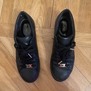 MK skor till salu - Säljer använda svarta MK skor strl. 38 Köparen står för fraktkostnad
