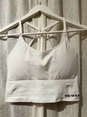 Träningstopp - Träningstopp från Better Bodies. Liknar en sport-bh men är lite längre i modellen. 