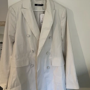 Kavaj  - Oanvänd kavaj! Jättefin som passar till allt, nypris 599 kr ✨