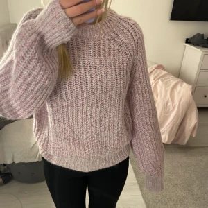Stickad tröja  - Rosa stickad tröja från vero moda. Aldrig använd köptes för 400kr. Storlek L men är liten i storleken så passar S.