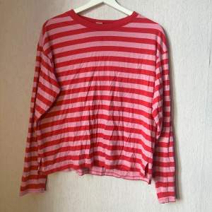 Randig röd/rosa tröja från Monki. Använd en gång, så plagget är i mycket gott skick. Skönt och bekvämt material, även passform.  Paketpris med den andra randiga tröjan från Monki (blå/brun) = 235