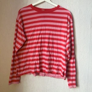 Randig tröja Monki - Randig röd/rosa tröja från Monki. Använd en gång, så plagget är i mycket gott skick. Skönt och bekvämt material, även passform.  Paketpris med den andra randiga tröjan från Monki (blå/brun) = 235