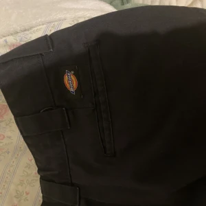 Dickies kostymbyxor  - Svarta dickies kostymbyxor. Väldigt fina men säljer vidare eftersom att dem inte passade mig! 