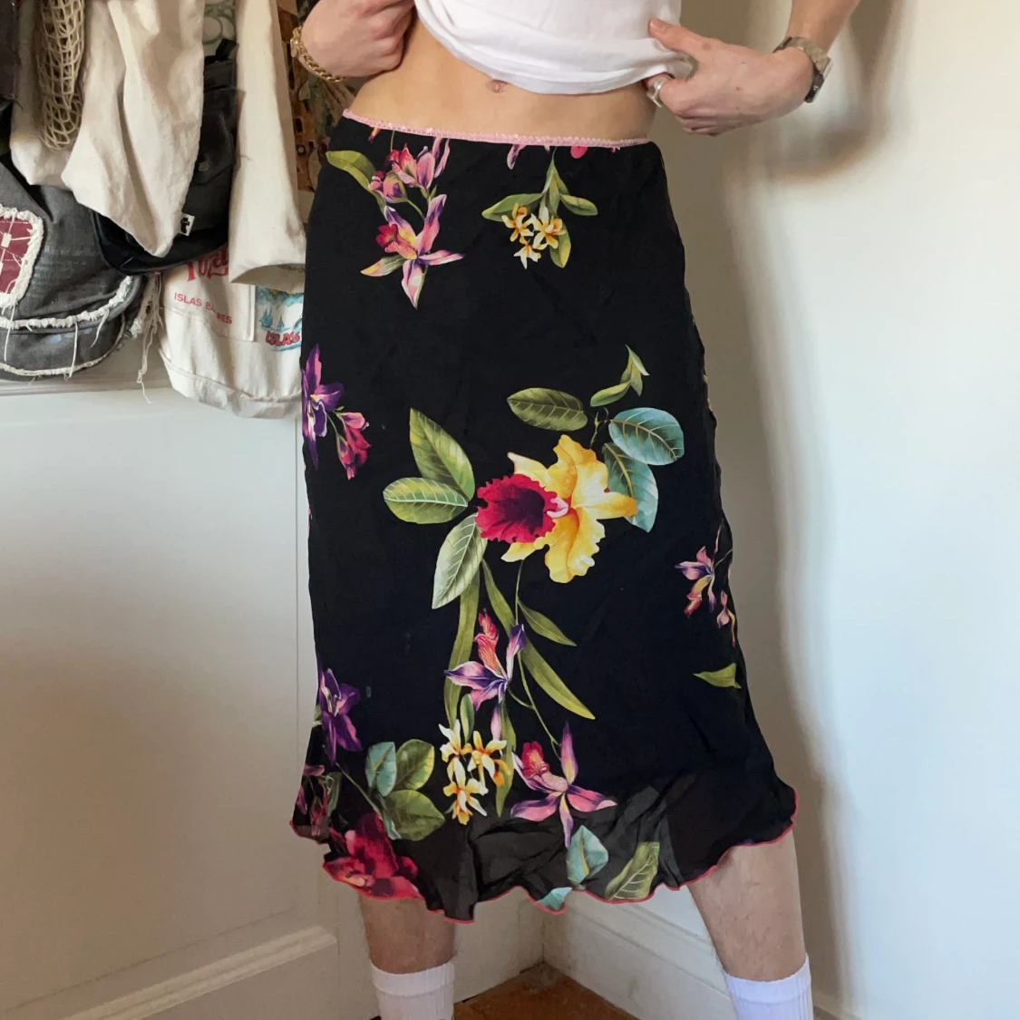 Svart mesh midikjol blommig rosa lila grön gul paljetter 