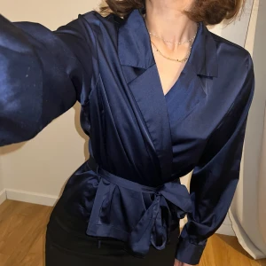 Satintopp omlott - Knappt använd söt blus med bälte och snöre på insidan