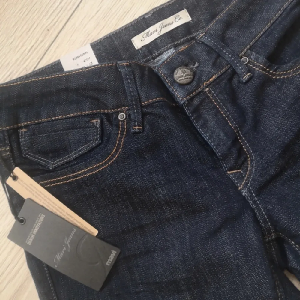 Oanvända Mavi jeans med prislapp. 700kr nypris säljer för 450kr. Storlek 27/34. Midjemått:78cm, 107 cm långa. Jag är 177cm och de är tillräckligt långa. . Jeans & Byxor.