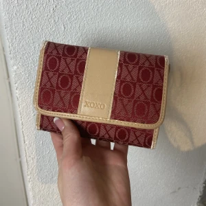 plånbok - jättesöt röd plånbok, stängs med en knapp som inte funkar helt, den går att stänga men sitter lite löst🤍 köp nu är på