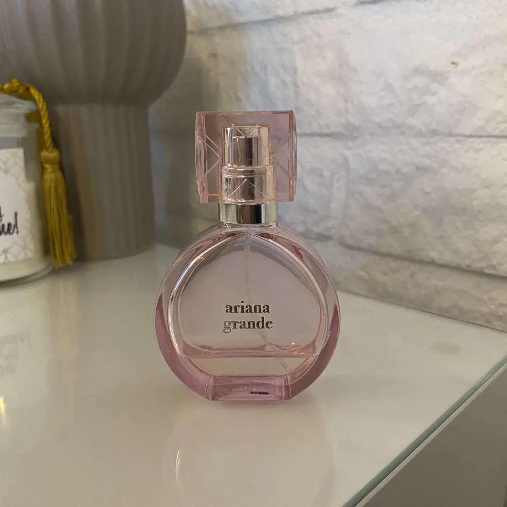 säljer en Ariana Grande parfym ”thank u next” för 50 då de inte är så mkt kvar av den💕  (vid köp så tryck INTE på köp nu utan kontakta mig) . Accessoarer.