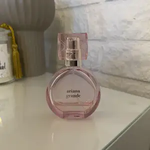 säljer en Ariana Grande parfym ”thank u next” för 50 då de inte är så mkt kvar av den💕  (vid köp så tryck INTE på köp nu utan kontakta mig) 