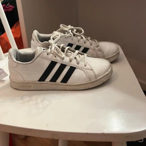 Super snygga adidas skor  - Säljer nu dessa super snygga adidas skor som jag köppte för 2  år sen som inte har hunnit användas särskilt mycket då dem är försmå 💗 skorna är i storlek 36,5  (37) dem passar folk  med 37 jag har kunnat ha dem även när jag hade storlek 38 💗 nypris 600kr