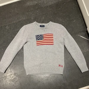 Ralph lauren stickad ❤️ - supersöt stickad tröja från ralph lauren, storlek L i barn (sitter som en xs i vuxen). supersöt men dessvärre lite liten för mig som vanligtvis har s. inga som helst defekter, därav superbra pris. ❤️ försten till kvarn! klicka gärna på köp direkt 🤍