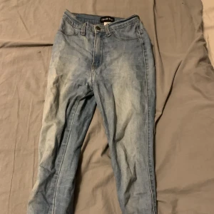 Byxor fashionova - Säljer dessa byxor för de har blivit för små för mig. Dessa byxor passar nog dig som har storlek xs. Storleken står tyvärr inte på lappen. Inga defekter!