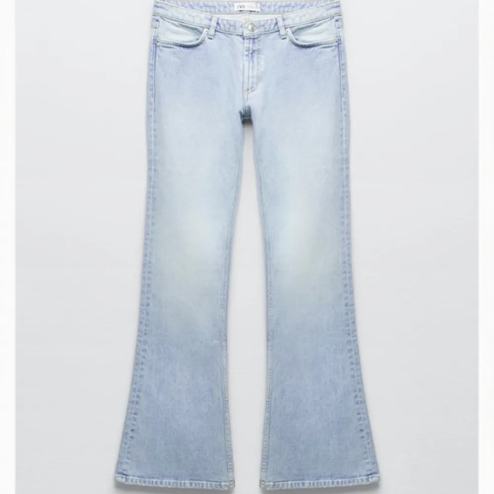säljer dessa zara jeans i stl 38/M. Dom är använda få gånger och är för stora för mig💕. Jeans & Byxor.