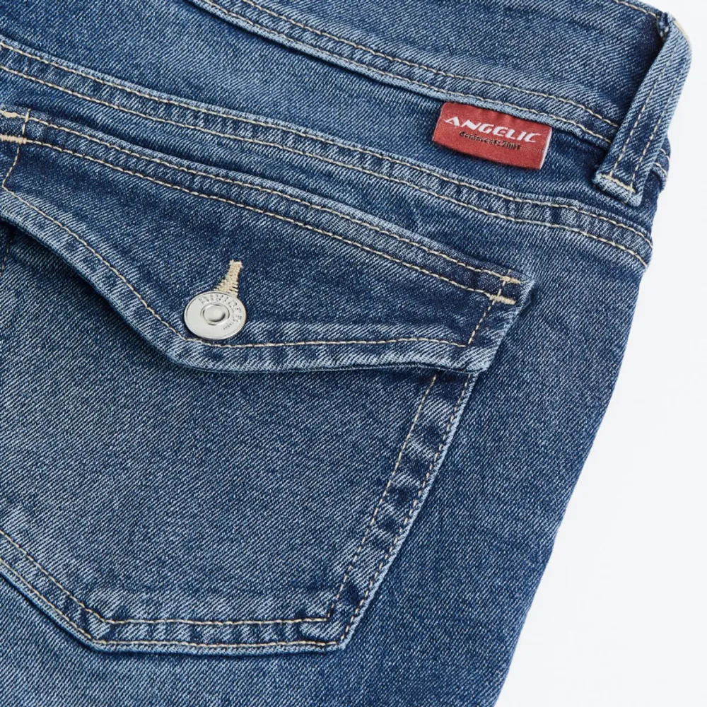 Jag säljer dom efterfrågade Low waist jeansen från H&M just för att dom aldrig kommer till användning. Dom är lite mindre i storleken så dom passar som 36/38. Jeans & Byxor.