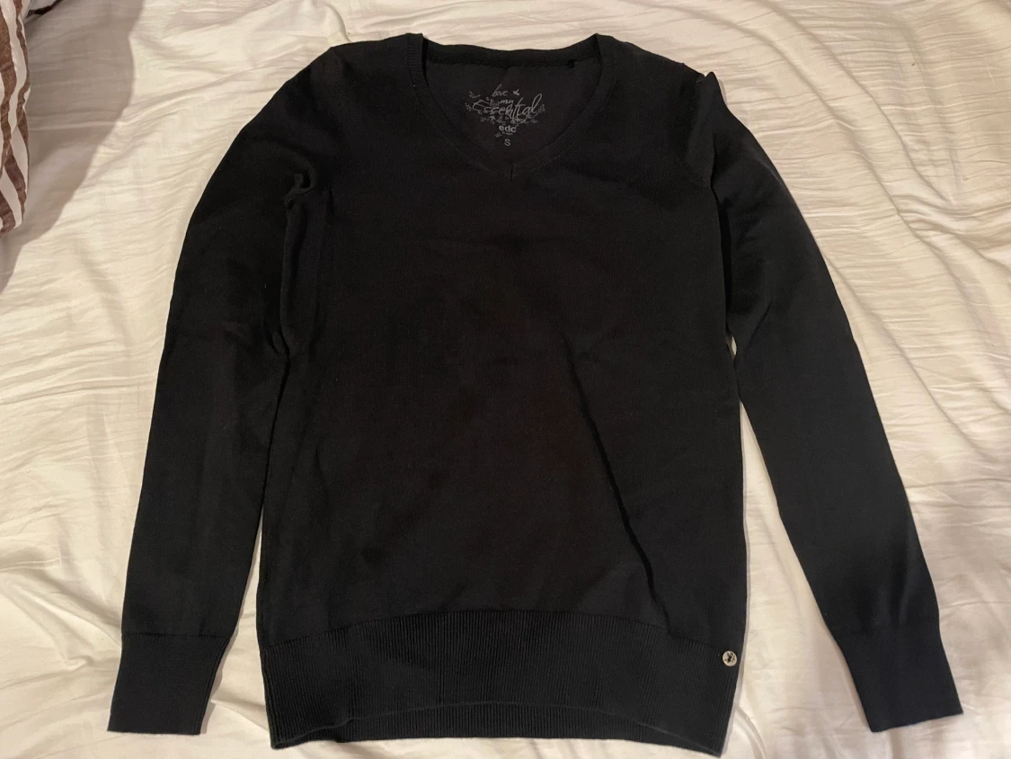 Svart stickad tröja