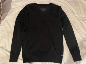 Svart stickad tröja - Jättefin V ringad stickad tröja. Köpt secondhand men säljer för den tyvärr inte kommer till användning och för att den är lite för liten💙