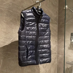 Ea7 väst - Använd fåtal gånger därav nyskick, storlek S Nypris: 1600 kr