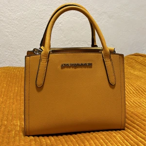 Väska - Väska Adolfo dominguez som, väldigt lite använd 