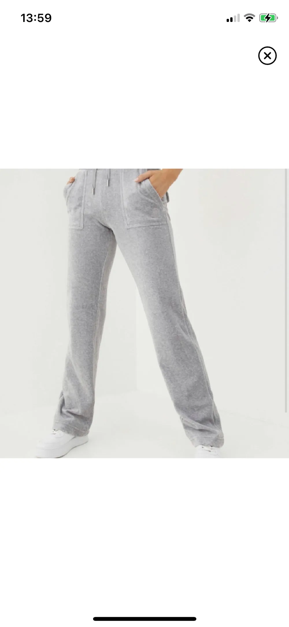  (Lånade bilder) Säljer mina juicy byxor på grund av att dom är för stora för mig och därför inte kommer till användning .💗dom har bara änvänds 2 gånger och är i väldigt bra skick.🫶🏼. Jeans & Byxor.