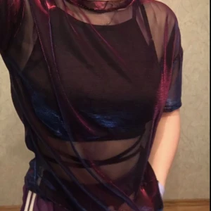 Holographic genomskinlig t-shirt - En holographic genomskinlig tröja perfekt för fester eller raves!💕🖤 säljs för 50kr +frakt, Storlek S. Tips: Super söt över en bikini 