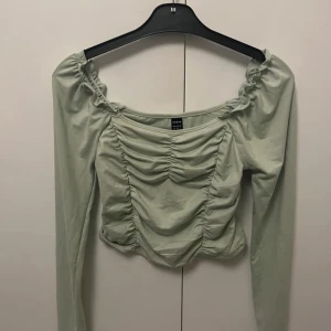 Topp - Jättesöt topp ifrån Shein i underbart material. Används tyvärr inte, 60;-