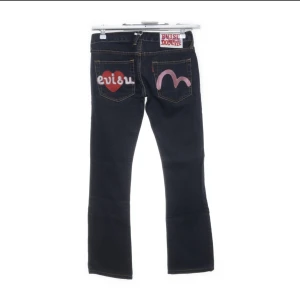 Evisu - Säljer mina evisu jeans pga jag gillade inte hur dem satt på mej  Midjemått (cm): 78  (kan gå ner i pris)