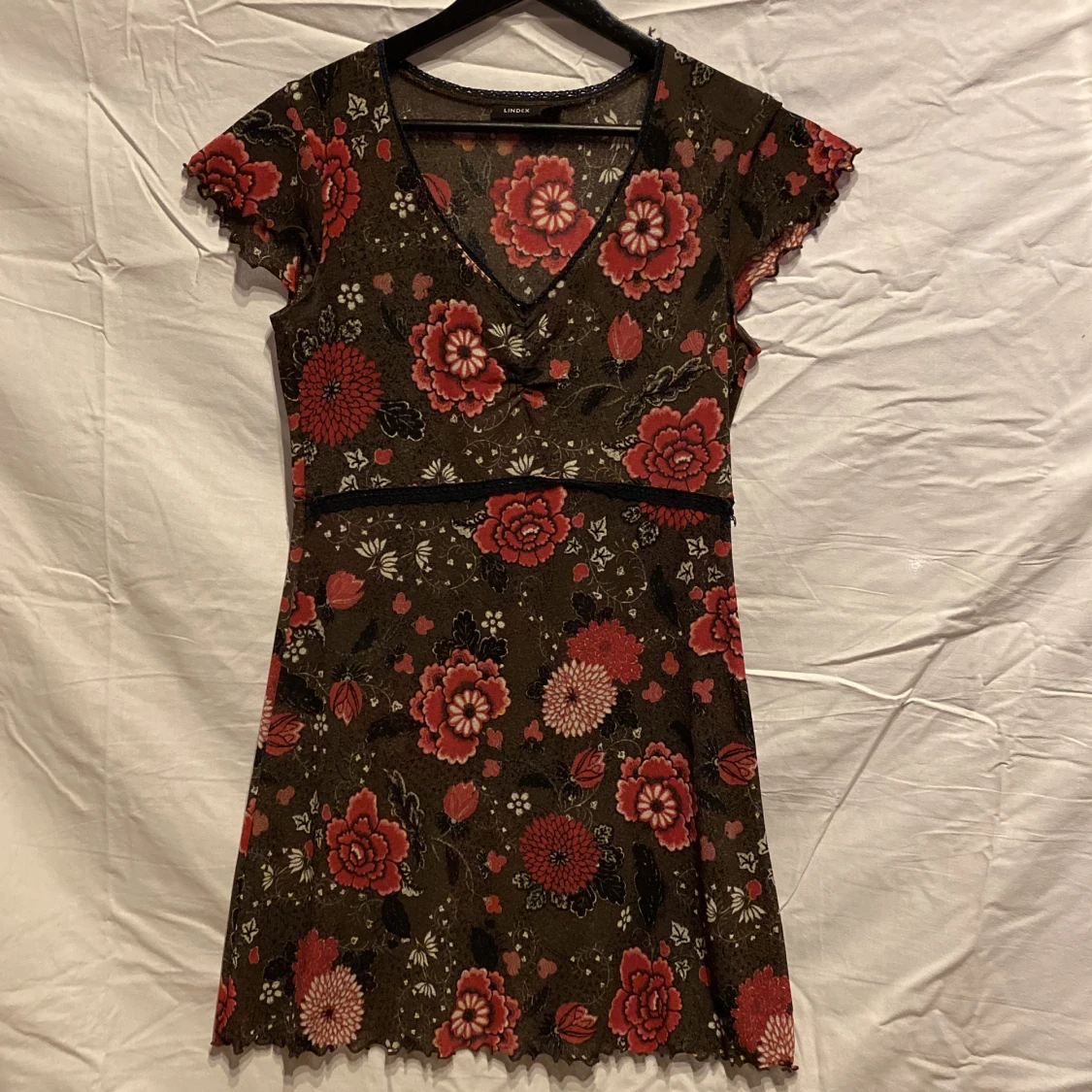 Blommig mini-klänning