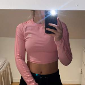 Rosa topp från Adidas i storlek Xs, helt oanvänd, säljer för 100kr+frakt 