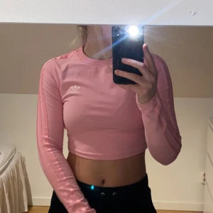 Adidas tröja  - Rosa topp från Adidas i storlek Xs, helt oanvänd, säljer för 100kr+frakt 