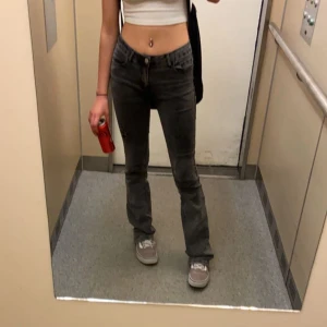 Lågmidjade jeans  - Säljer mina gråa lågmidjade jeans då de ej kommer till användning😊 De är stretchiga och sköna & i fint skick då jag inte använt de så mycket💗