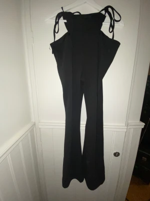 Flared maddie pants  - Euphoria maddie vibes Svarta flare byxor bra material med knytning på båda sidor och dragkedja  Storlek L, passar M