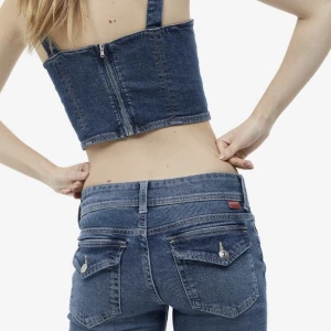 hm low flare jeans  - !!!säljer dessa byxor fast i grå/svart!!! säljer då de är för långa för mig som är ca 156cm, skriv privat för fler bilder originalet pris: 300kr