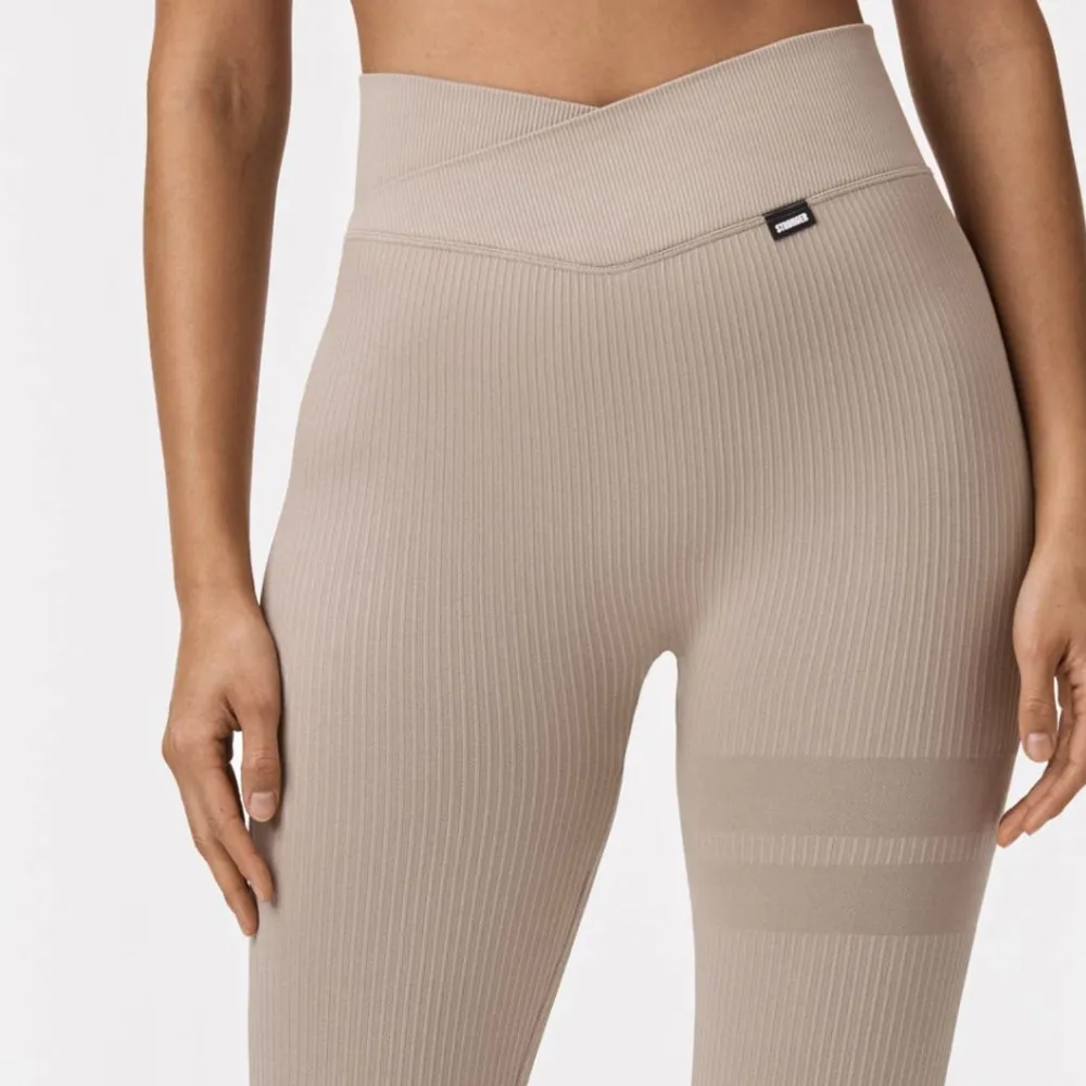 Säljer mina Wrap Seamless tights i storlek XS från Stronger! Absolut i nyskick, säljer då jag jobbar på Stronger och har samlat på mig alldeles för många! 💞. Jeans & Byxor.