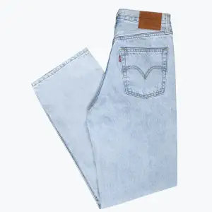 Model: Levis ribcaige straight ankle light blue. Strl. W24 L27. Jeansen är i nyskick och jag har endast använt dem 1 gång. Säljer jeansen för att dem är för små i midjan. Nypris: 1250kr