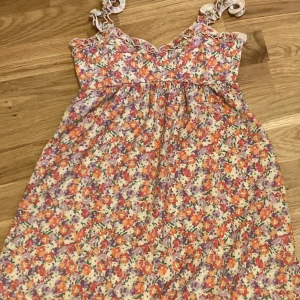 Sommarklänning - Jättefin somrig klänning köpt på Gina tricot och endast använd en gång, passar mig jättebra som är 164 lång och xs. Verkligen så fin och perfekt för stranden eller en somrig middag❤️Kan också användas som en lite längre topp till ett par jeans❤️
