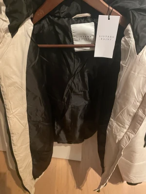 Jacka - Helt ny jacka med taggen kvar, fel köp Luva o inneficka 