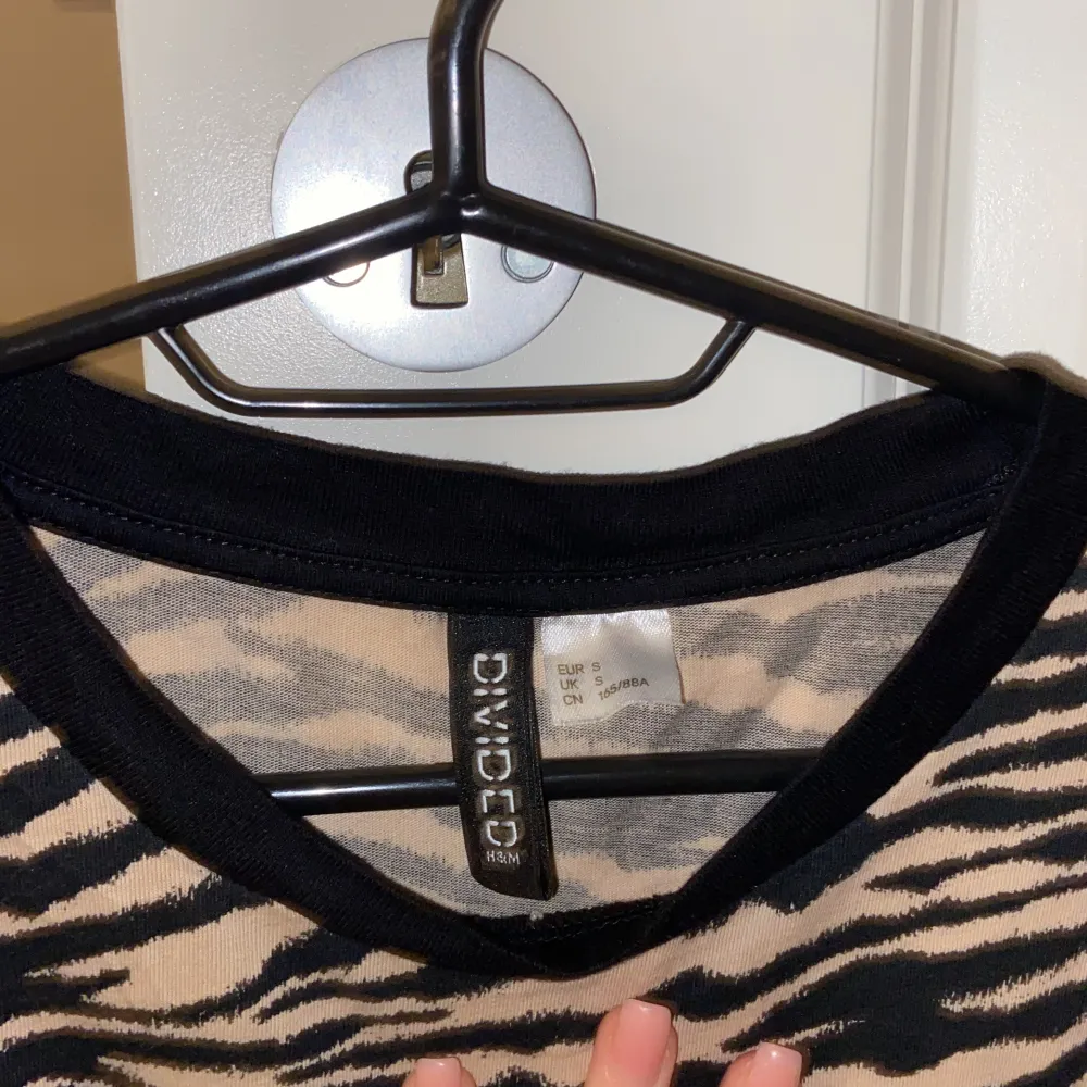Söt och enkel Leopard t-shirt från H&M. Storlek S. Använd några gånger, men fortfarande i bra skick. Säljs pga att den ej kommer till användning längre. Köparen står för frakten! . T-shirts.