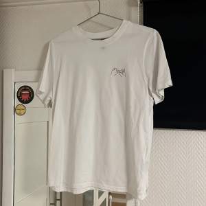 Vit t-shirt från H&M med litet tryck 