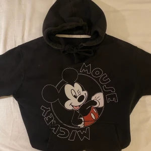 Musse Pigg Hoodie - Jättesöt Mickey Mouse / Musse Pigg hoodie! Står ingen storlek men jag gissar på S, sitter bra på mig som är 160cm. Använd fåtal gånger, köpt secondhand. Kommer från djurfritt och rökfritt hem. Skriv vid frågor!