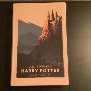 Harry Potter - Första Harry Potter boken, tror jag, på svenska. I mycket bra skick dånar lästa ett kapitel 