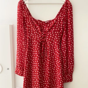 Adoore klänning Mykonos - Slutsåld klänning från Adoore i modellen ”Mykonos Dress” i storlek S. Använd endast två gånger så superfint skick! ❣️