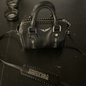 zadig sunny bag - Funderar på att sälja min Zadig väska i modellen sunny 💘 köpt i marbella i juli 2022 , säljer för 2200kr! Kan tänka mig att byta mot andra märken 💖💖