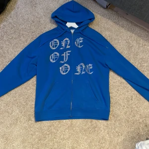 One of one - One of one hoddie Skriv för funderingar