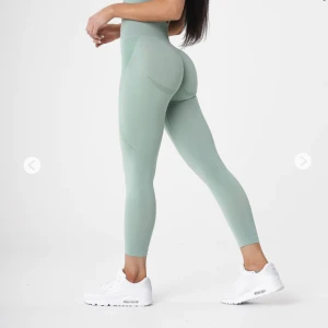 NVGTN tights - Säljer dessa pistage färgade träningstights från nvgtn. De kommer tyvärr inte till användning längre och de är i mycket gott skick då de är sparsamt använda. Frakt kan tillkomma om inte annat är överenskommet ☺️