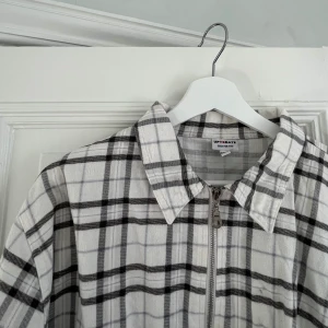 Rutig overshirt - Köpt second hand 🌞 Står ingen storlek men skulle säga att den passar XS-S.  