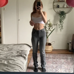 Gant jeans strl 26/34 - Jeans från Gant i strl 26/34. Sitter jätteskönt å är ganska långa å går ner till marken på mig som är 162. Dem är i nyskick har knappt använt dem alls då det inte var min stil direkt.❤️❤️