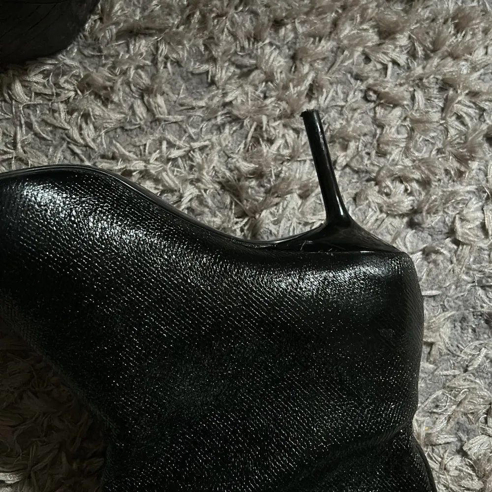 Säljer mina svarta glittriga boots från zara för 600 kr. 💕. Skor.