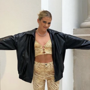 Oversized skinnjacka - En oversized skinnjacka i nyskick. 