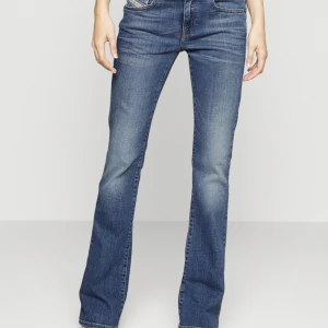 Diesel jeans - Säljer dessa lågmidjade dieseljeans i stl 25/30. Helt oanvända och oöppnade. Säljer då jag råkade beställa dubbelt. Helt slutsålda i storleken. Köpta för 1200 och jag säljer för 1000 men kan tänka mig att diskutera priset! Köparen står för frakten.